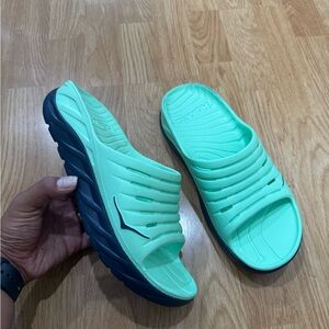 HOKA ORA RECOVERY SLIDE GREEN ASH / OUTER SPACE | TRAILPOINT SZ MAN'S 10